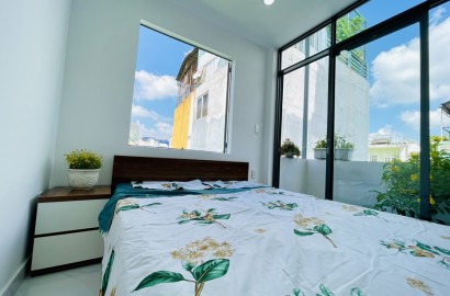 1 bedroom apartment, airy balcony, lots of light on Ngo Tat To street in Binh Thanh District