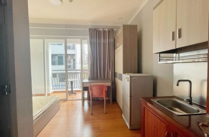 Studio apartment with balcony with lots of light on C18 street