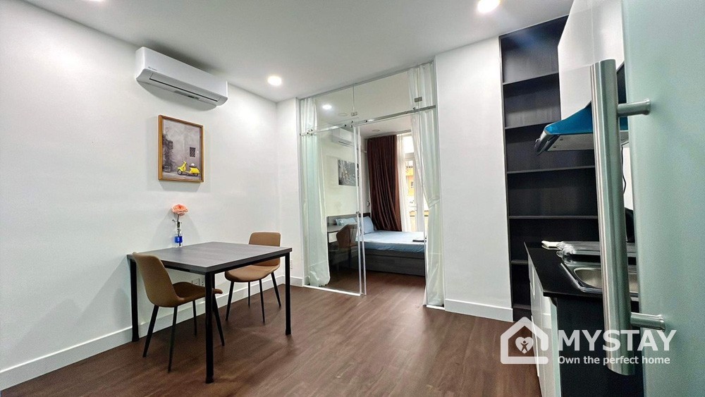 Cho thuê căn hộ 1 phòng ngủ riêng có ban công đường Thạch Thị Thanh Quận 1