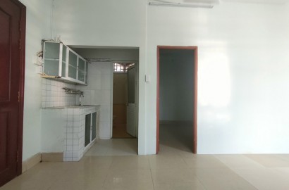 Cho thuê căn hộ 2 phòng ngủ có ban công đường Hoàng Xuân Hoành gần Đầm Sen