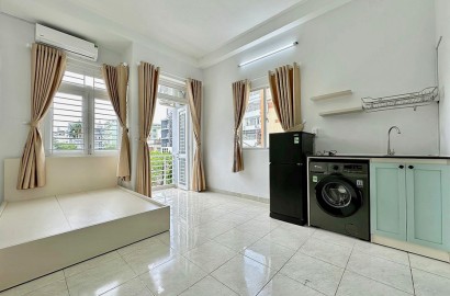 Studio apartmemt for rent With balcony, washer on Banh Van Tran Street