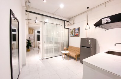 1 Bedroom apartment for rent with window on Le Thi Rieng street