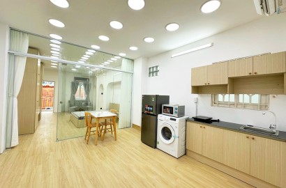 Spacious 1 bedroom apartmemt with balcony, washer on Thu Khoa Huan Street
