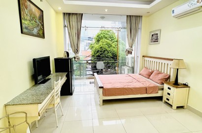 Cho thuê căn hộ đầy đủ nội thất có ban công đường Điện Biên Phủ gần ngã tư Hàng Xanh