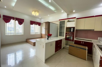 Spacious apartmemt with balcony on Huynh Van Banh street