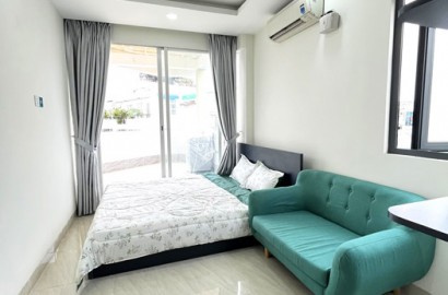 Studio apartmemt for rent with large balcony on Cach Mang Thang 8 Street