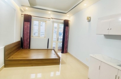 Studio apartmemt for rent with balcony on Huynh Van Banh street in Phu Nhuan District