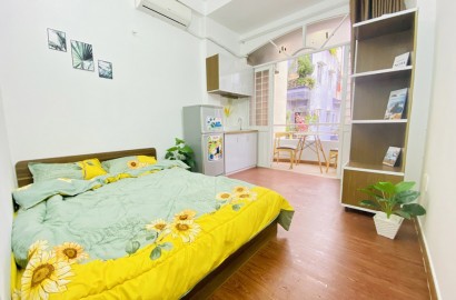 Studio apartmemt for rent with balcony on Hai Ba Trung street near Tan Dinh Market