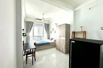 Serviced apartmemt for rent with balcony on Nguyen Trai street - District 5