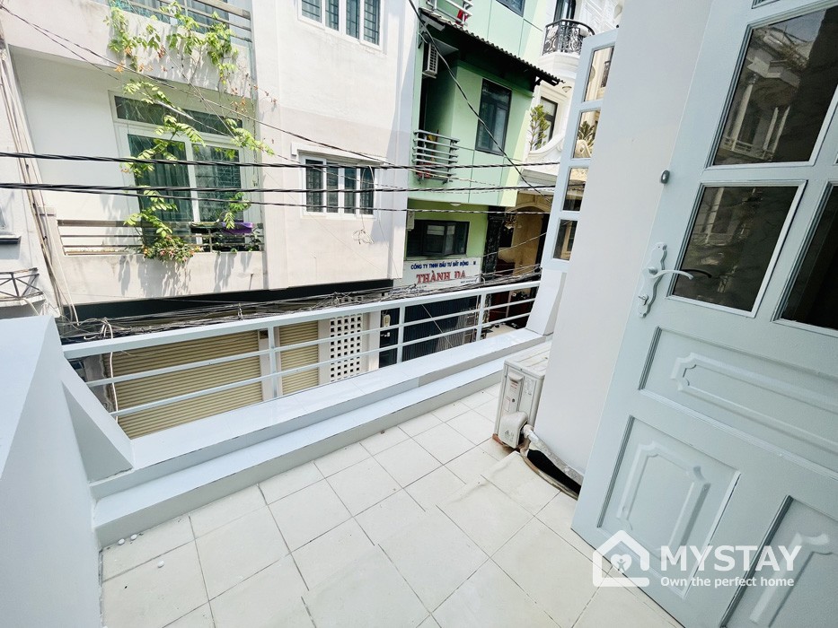 Studio apartmemt for rent with balcony on Cao Thang street in District 10