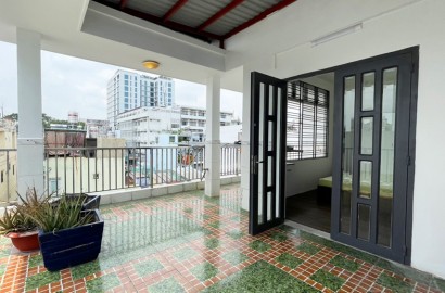 Serviced apartmemt for rent with large balcony on Hoa Hao street