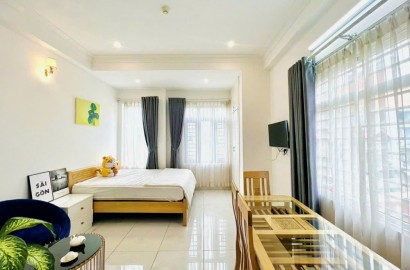Bright serviced apartment for rent on Dao Duy Anh street