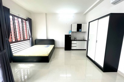 Serviced apartmemt for rent with balcony on Van Cao street