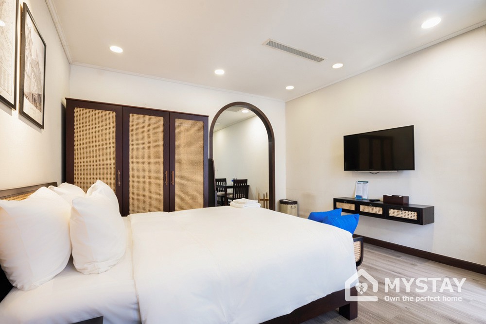 Cho thuê căn hộ dịch vụ 1 phòng ngủ có ban công đường Nguyễn Phi Khanh