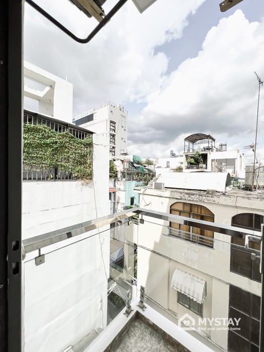 Cho thuê căn hộ dịch vụ 2 phòng ngủ riêng có ban công đường Phan Đình Phùng
