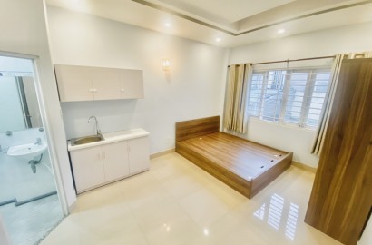 Studio apartmemt for rent with window on Huynh Van Banh street