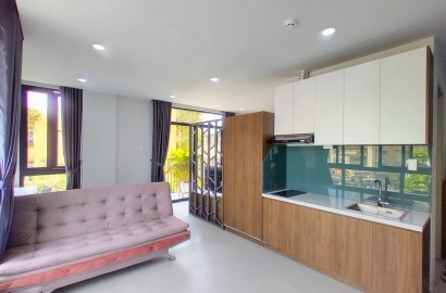 Spacious apartmemt with balcony on Banh Van Tran street