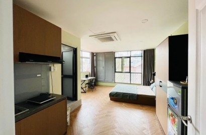 Serviced apartmemt for rent with small balcony on Pho Quang street