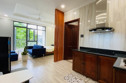 Spacious serviced apartmemt for rent with balcony on Nguyen Van Thuong street
