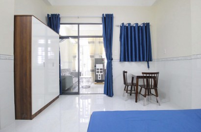 1 Bedroom apartment for rent with balcony on Cach Mang Thang 8 street near Le Thi Rieng park