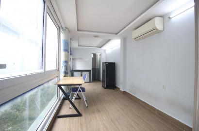 Studio apartmemt for rent with 2 window on Nguyen Van Thuong street