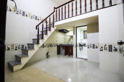 Ground floor Duplex for rent on Lac Long Quan Street
