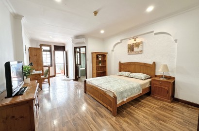 Cho thuê căn hộ 1 phòng ngủ đầy đủ nội thất gỗ tự nhiên có ban công đường Huỳnh Tịnh Của