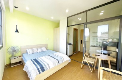 Bright and nice 1 bedroom apartment with big window. washing machine in Phu Nhuan District