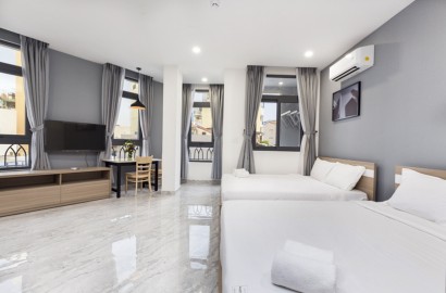 Cho thuê căn hộ dịch vụ cao cấp 2 giường có ban công và nhiều cửa sổ Quận Phú Nhuận