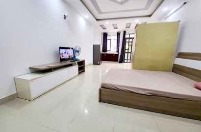 Serviced apartment with balcony on Nguyen Dinh Chinh street