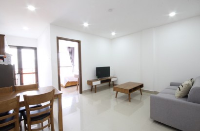 Spacious 1 bedroom apartmemt with balcony in District 2