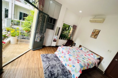 1 bedroom apartment, airy balcony, lots of light on Ngo Tat To street