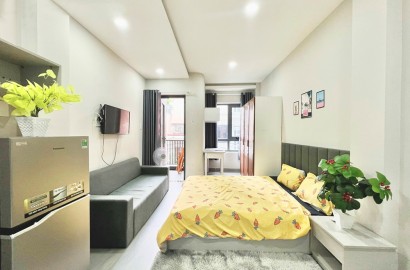 Studio apartment with balcony on Phan Xich Long street in Phu Nhuan District