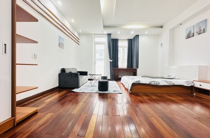 Studio apartment with wooden floor with balcony on Pho Duc Chinh street