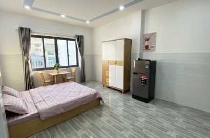 Studio apartment with lots of light on Ung Van Khiem street