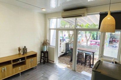 Bright 1 bedroom apartment with large balcony in District 1