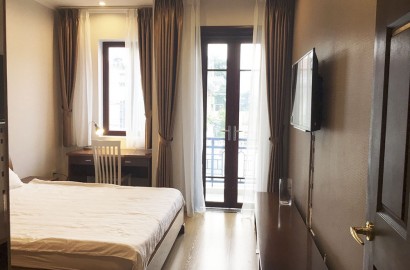 Cho thuê căn hộ 1 phòng ngủ sàn gỗ, ban công đường Nguyễn Cửu Vân
