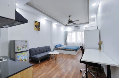 Serviced apartment with large balcony, private washing machine in the center of District 1