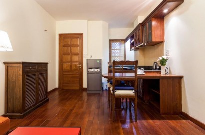 Cho thuê căn hộ 1 phòng ngủ nội thất gỗ có bồn tắm, ban công tại Quận Phú Nhuận