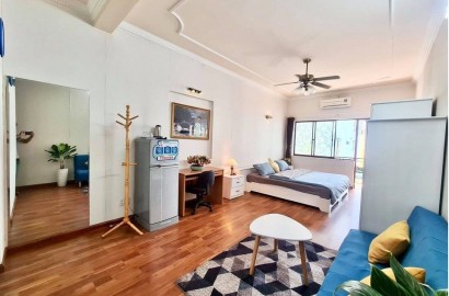 Serviced apartment with wooden floor, large balcony in the center of District 1