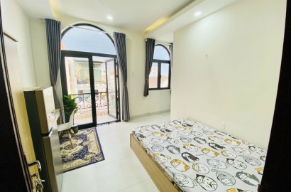 Apartment with balcony to catch the sun on Lam Van Ben street