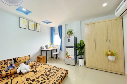 Studio apartment with window on Nguyen Kiem street