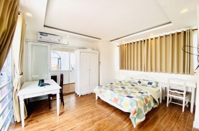 Apartment on the top floor, with a large balcony on Le Van Sy street