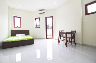 Airy apartment for rent with balcony on To Hien Thanh street in Distict 10