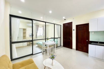 Cho thuê căn hộ 1 phòng ngủ, cửa sổ và máy giặt riêng đường Trần Đình Xu