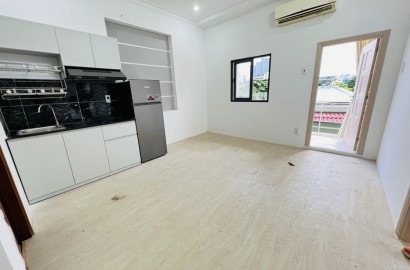 Spacious 2 bedroom apartment with balcony on Nguyen Huu Canh street
