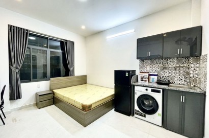 Serviced apartment with its own washing machine, large window on 3/2 street