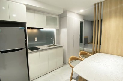 Serviced apartment with own washing machine, open window on Chu Van An street