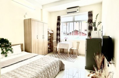 Studio apartment, big window on Cach Mang Thang 8 street