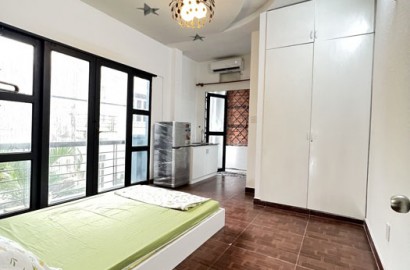 Studio apartment with balcony on Luu Nhan Chu street